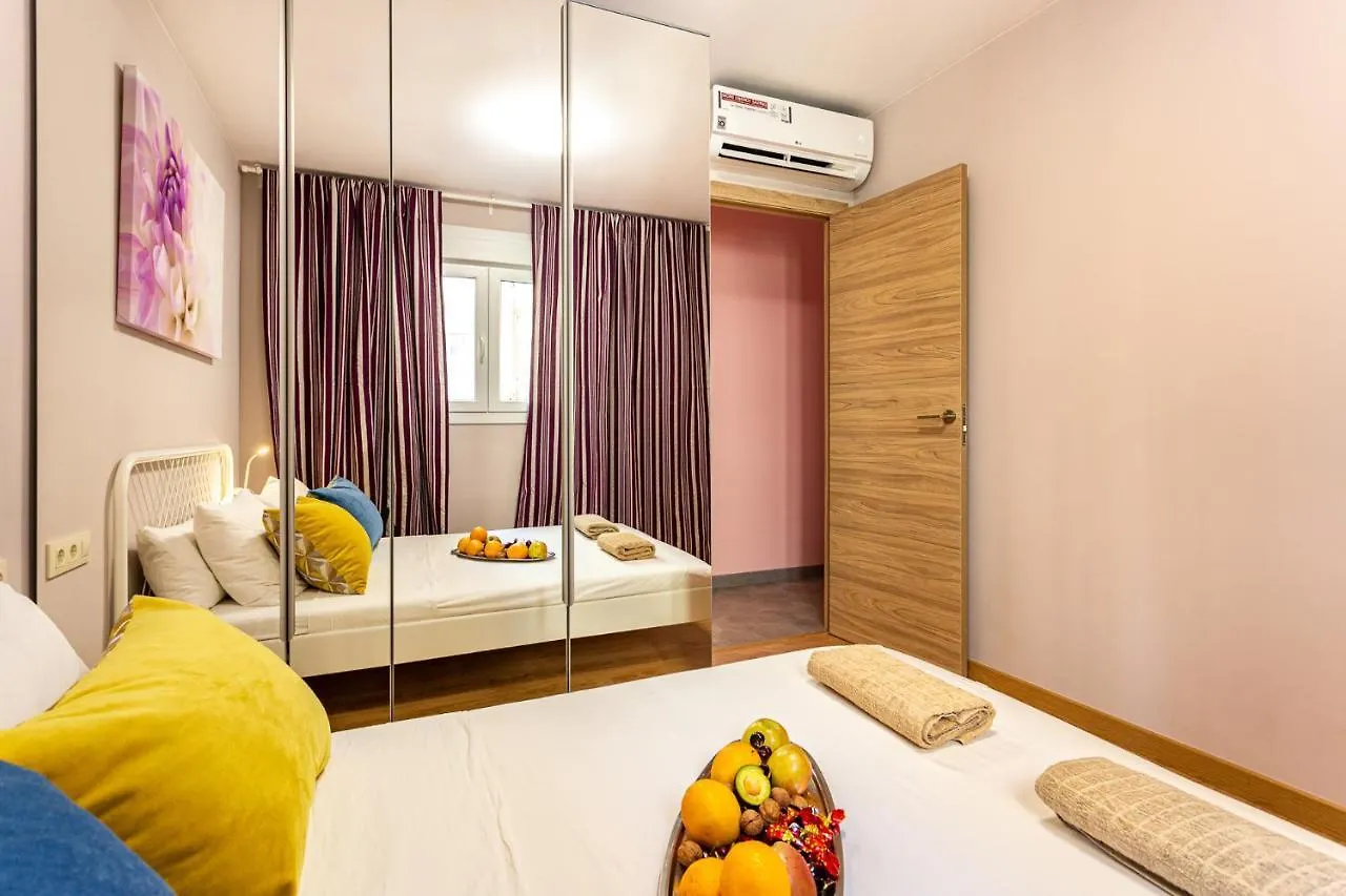 Three Bedrooms Apartment Barcellona Spagna